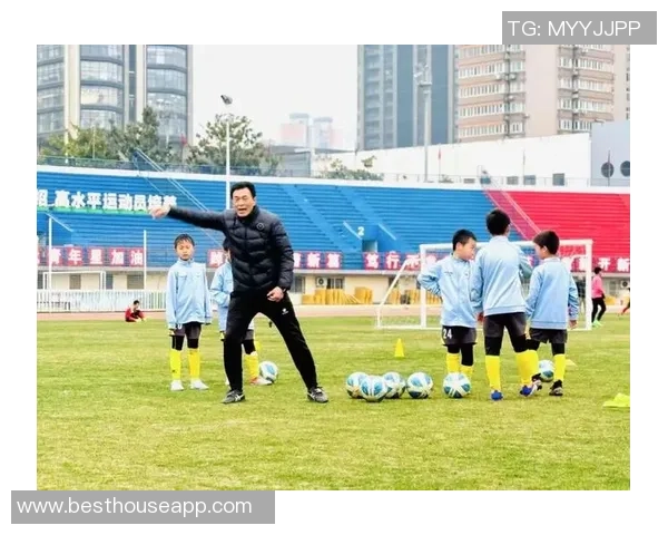 随风而行的足球梦在绿茵场上尽情绽放的青春故事